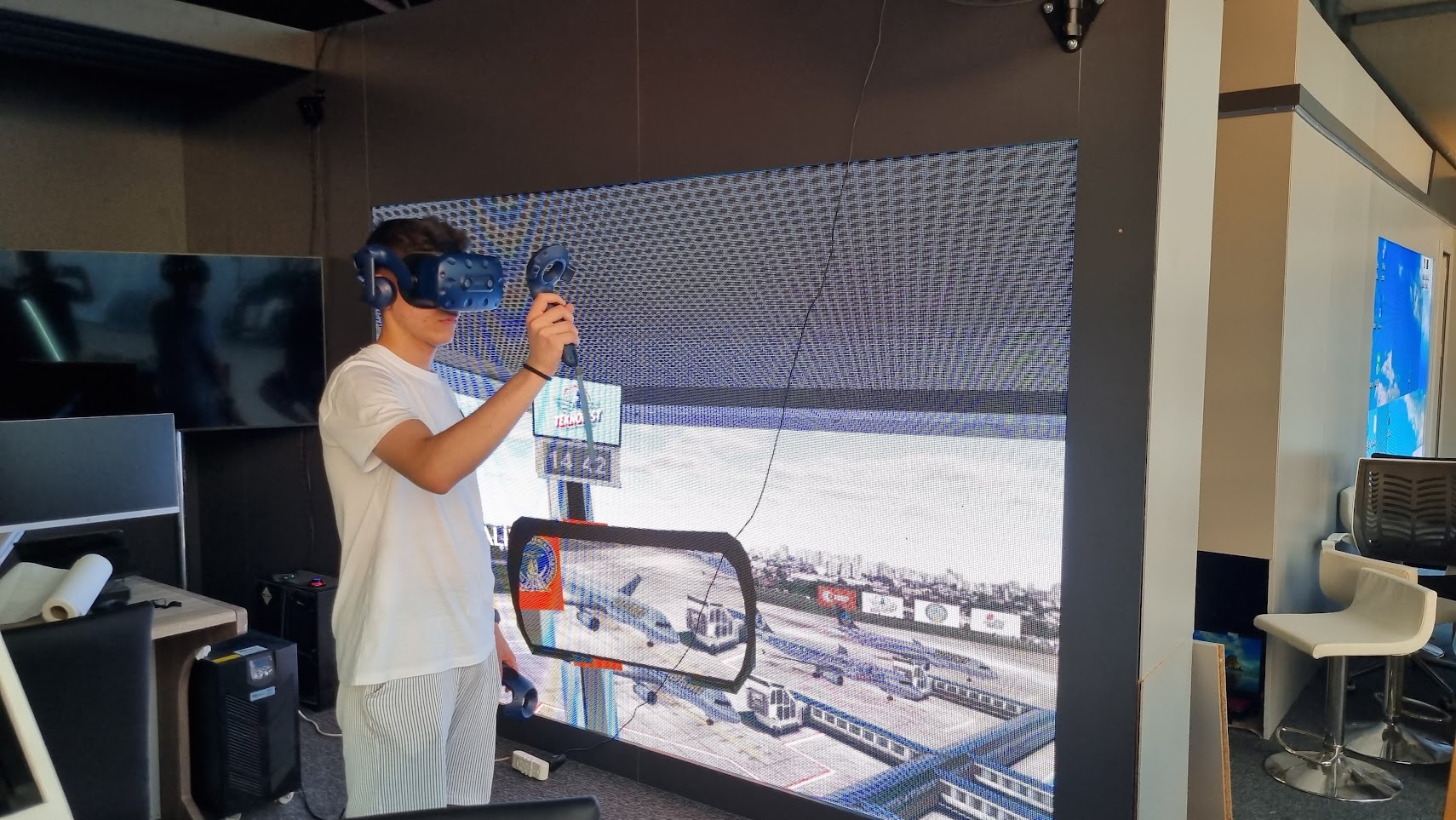 DHMİ işbirliği ile İzmit Teknofest'te VR Hava Trafik Kontolörü Simülatörü Oyunu'na büyük ilgi