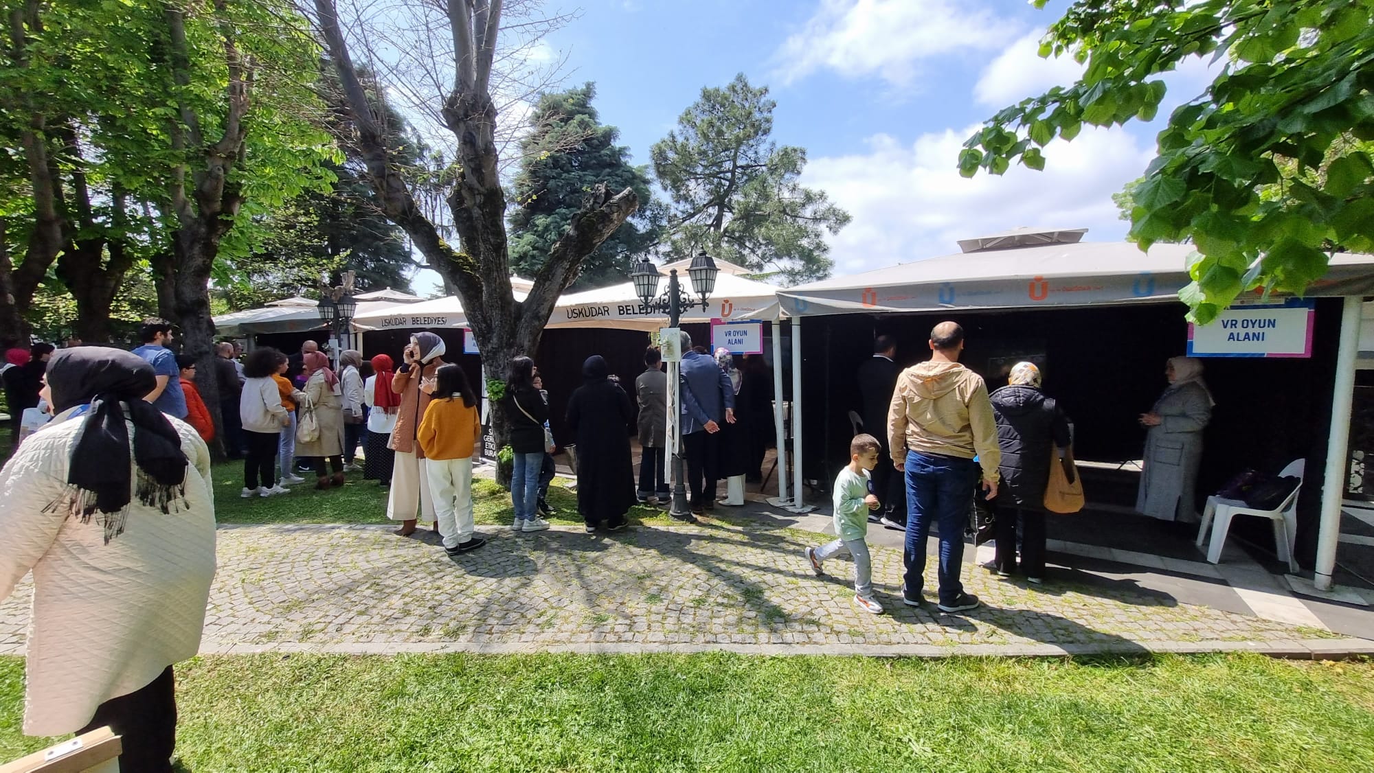 Üsküdar Çocuk Üniversitesi 8. Mezuniyet Töreni'ni, VR Heyecanı ile kutladı.