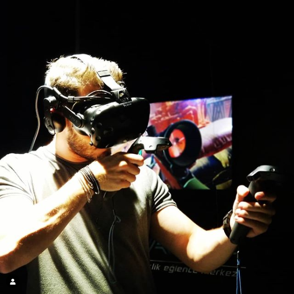 Vr House Beşiktaş'taki VR cihaz sayısını 4'ten 8'e çıkardı.